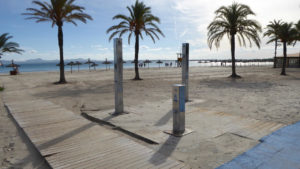 Duchas Playa de Alcúdia|Instalaciones de emporada de Alcúdia|Sombrillas y tumbonas Sant joan|Sombrillas|Juegos infantiles en la Playa de Alcúdia|Primeros auxilios playa de Alcúdia